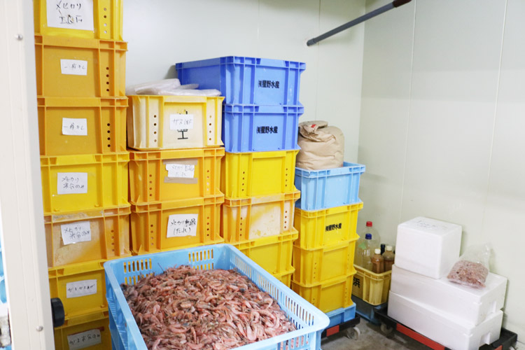 冷凍室で保管し鮮度を保ちます